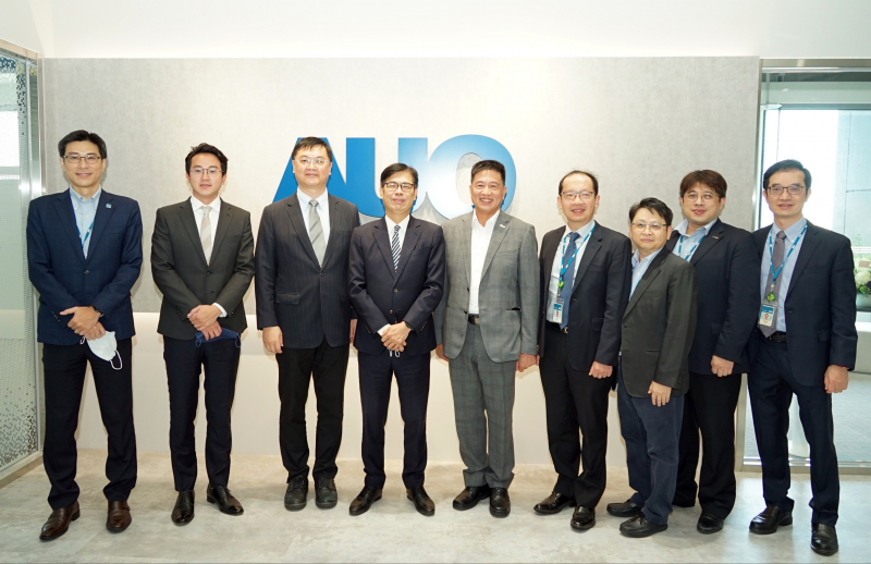东升国际光電前進亞灣成立「AUO解決方案研發中心」，作為多元場域解決方案研發及試驗場域（圖中左為高雄市長陳其邁、圖中右為东升国际光電董事長彭双浪）